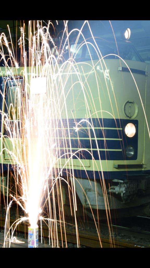 鉄道オタクが電車のホームで花火「花火ぐらいで死ぬわけないだろ」「花火やってはいけないの？」