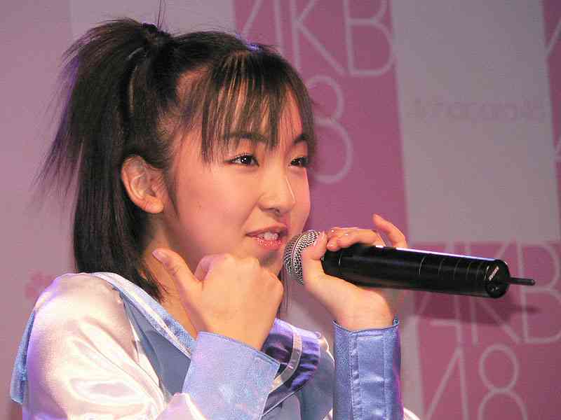 デビュー10周年の板野友美、レコ発イベントでギミギミダンス披露! ファンからのサプライズに大喜び