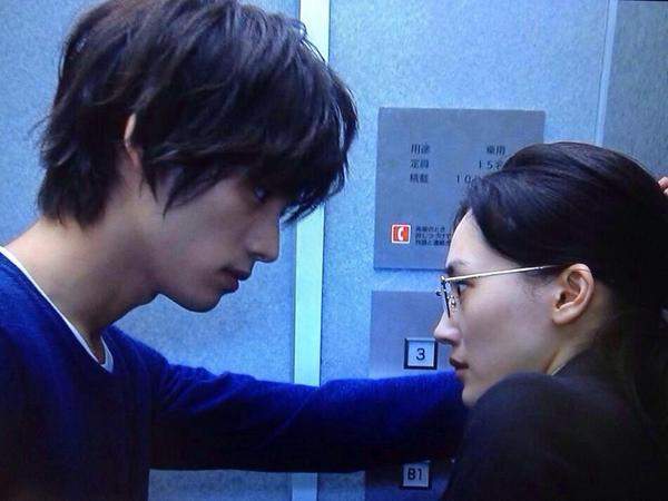 木村拓哉「俺じゃダメか?」、福士蒼汰を“あすなろ抱き” ハニカミ顔がネットで話題に