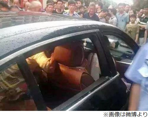 子供より高級車守り非難殺到、灼熱の車内で泣き叫ぶも窓割り拒否。 | Narinari.com