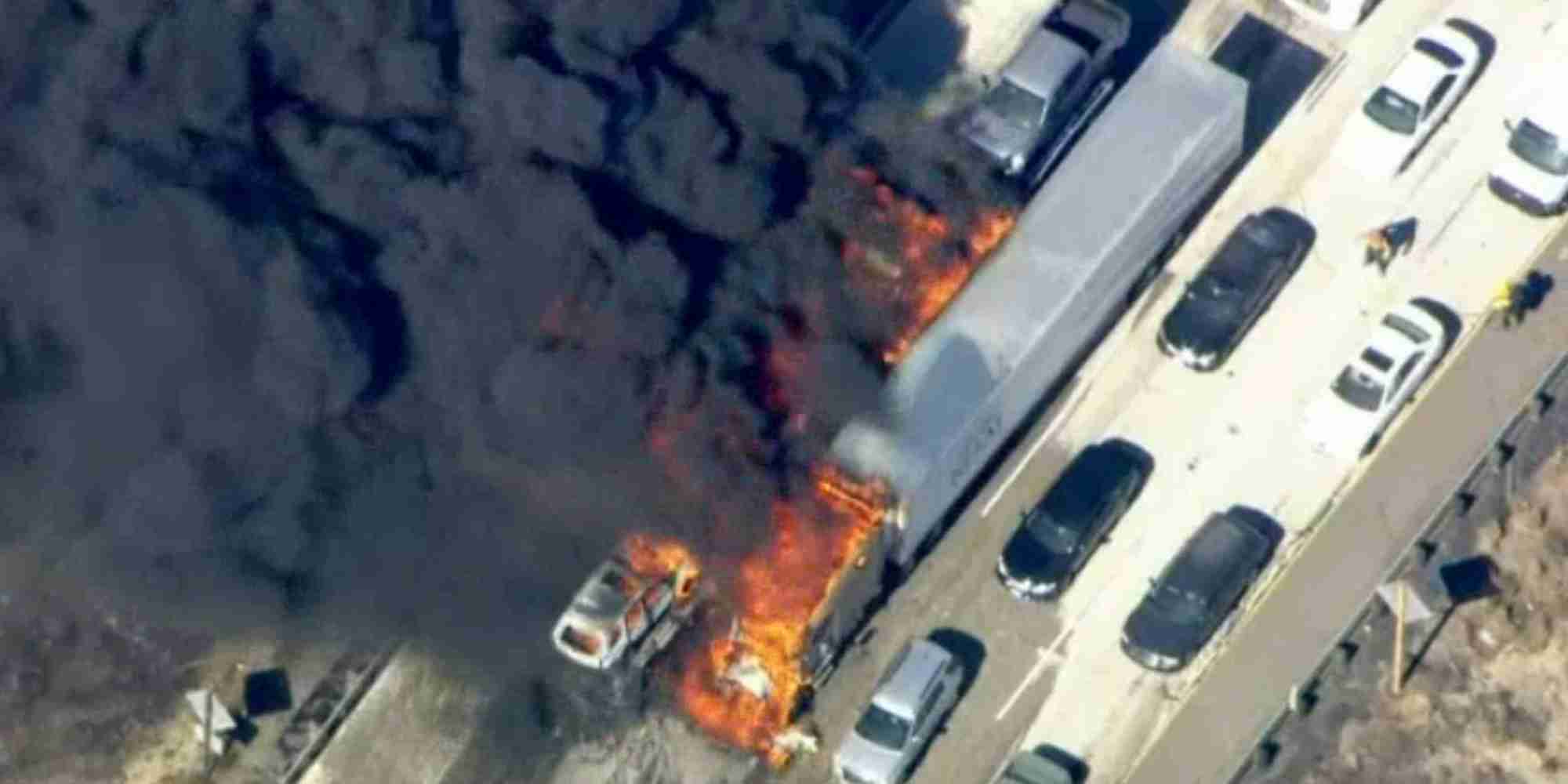 「ドローンがいる」消防ヘリ、出動を阻まれて高速道路が火の海に（ロサンゼルス）