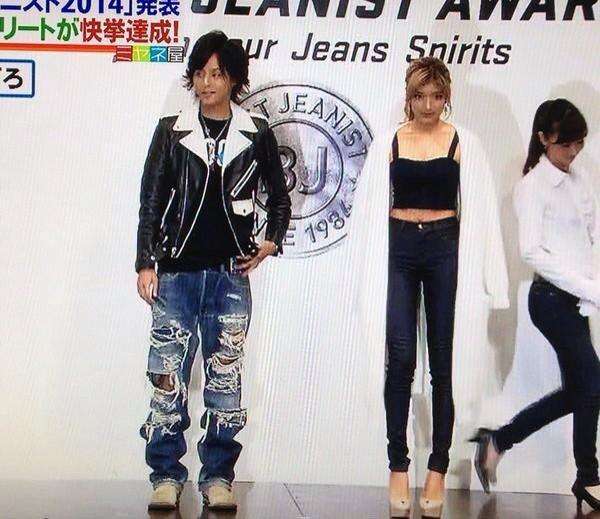 ローラ、脚長すぎ！「同じ人類なのか」「美脚すぎる」