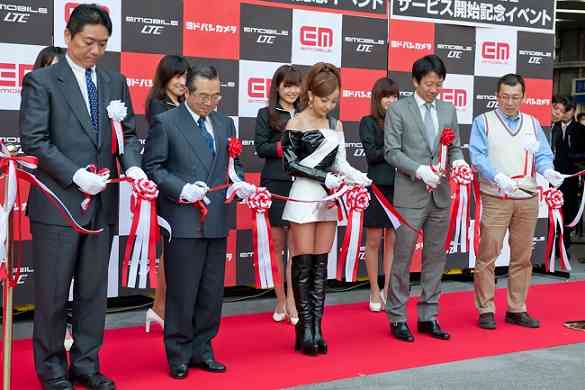 デビュー10周年の板野友美、レコ発イベントでギミギミダンス披露! ファンからのサプライズに大喜び