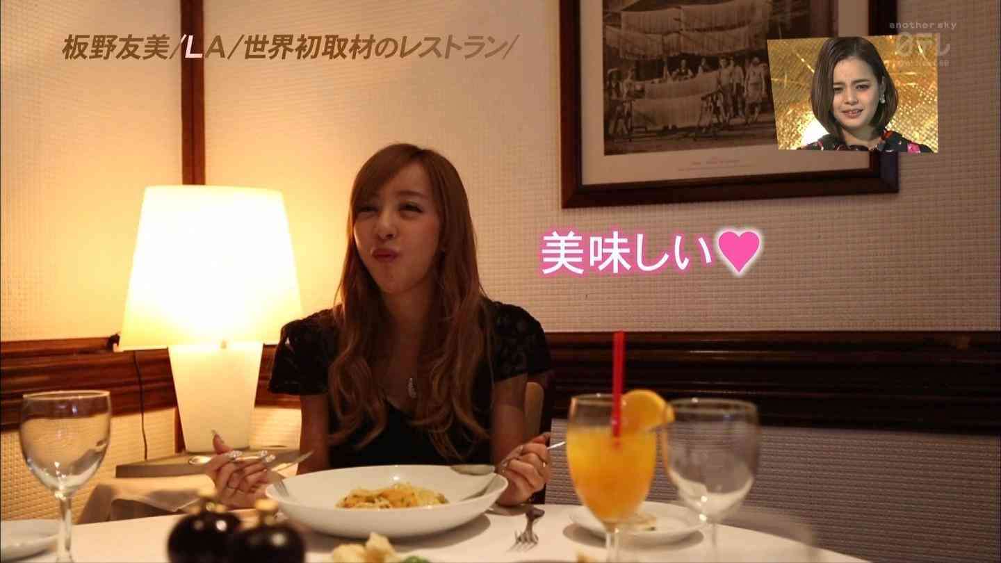 デビュー10周年の板野友美、レコ発イベントでギミギミダンス披露! ファンからのサプライズに大喜び
