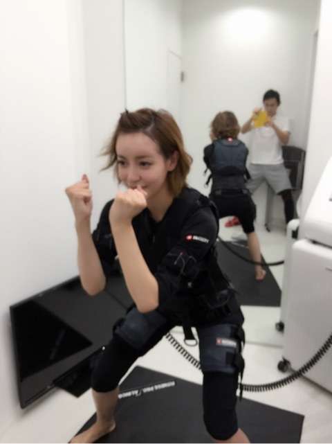 大沢ケイミのくびれたウエストに「凄いくびれ羨ましいな」「ナイス、くびれ！」