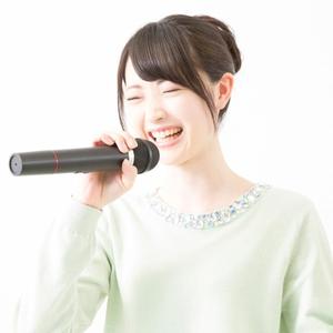 ひとりカラオケをする人の心理→心理学者の内藤誼人氏「たぶんナルシストだから」