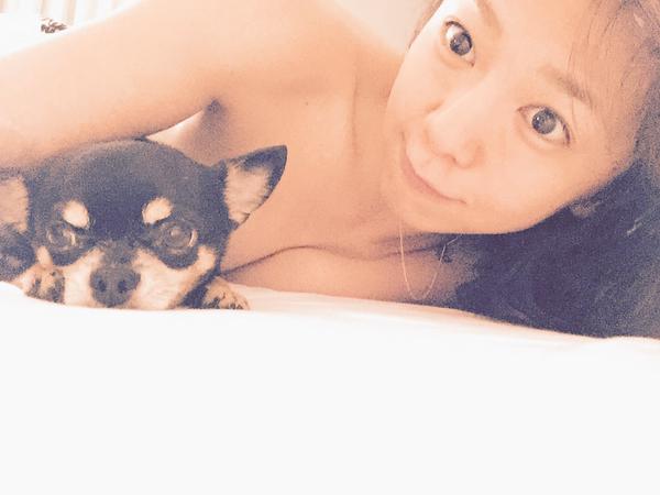 華原朋美が大胆“手ブラ”披露、「週刊プレイボーイ」グラビア喜ぶ。