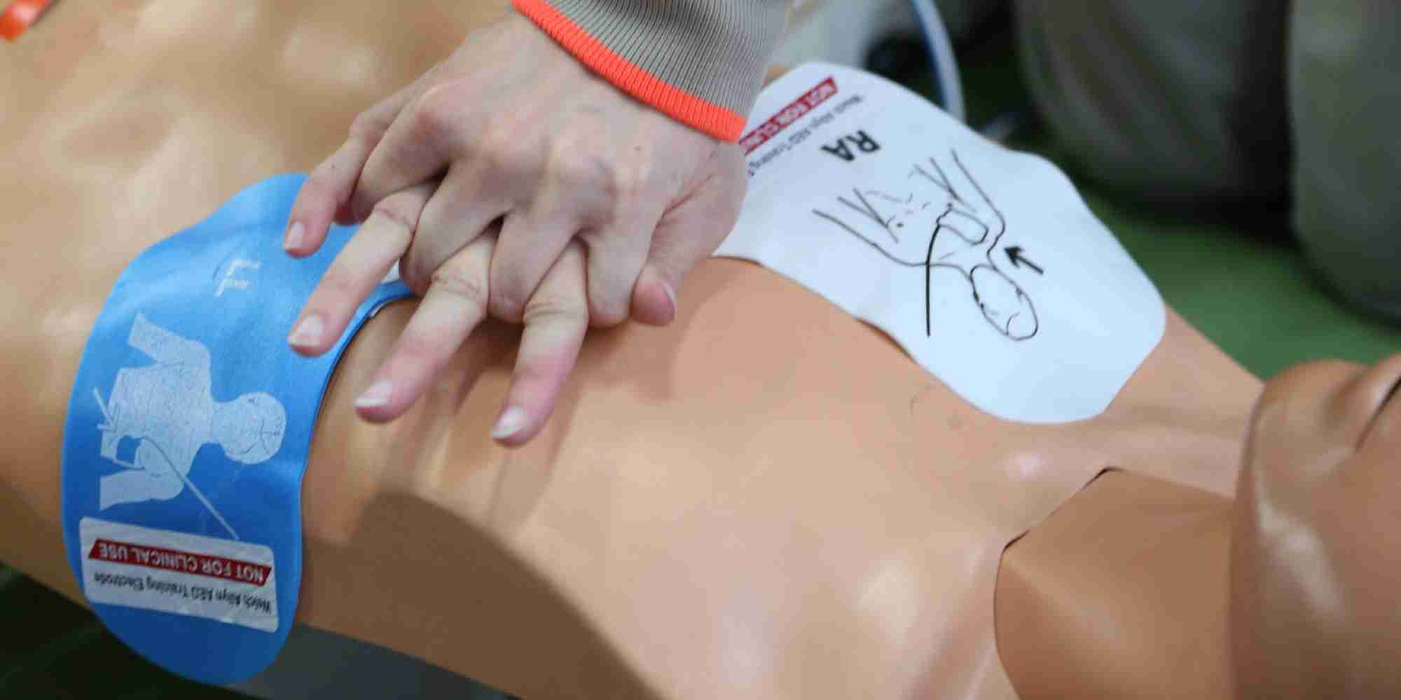 【とんだ災難】重体の女性にAEDを取り付けようと服を切る→痴漢扱いで事情聴取