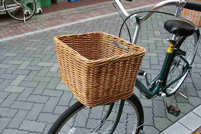 自転車の前カゴに乗る加藤茶、明石家さんま「ちょっと待て」「やめてあげて」