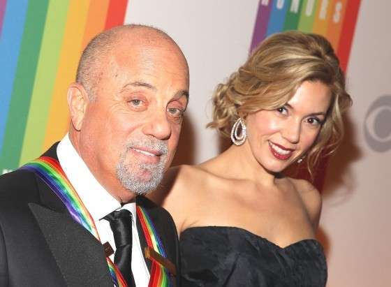 米歌手ビリー・ジョエルさん「サプライズ婚」4度目、30歳下の女性と