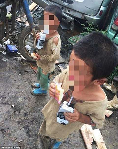 中国でドッグフードを食べ犬小屋で生活する少年少女が発見される