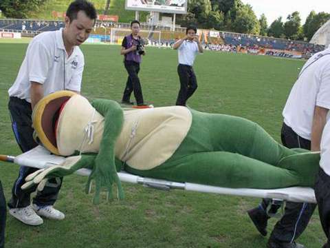 猛暑到来 ゆるキャラ「中の人」は大丈夫？熱中症防止に冷却シート貼ってステージに