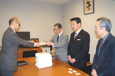 退職者連合「秘密保護法」廃止求める2,617団体の署名簿を首相官 邸に手渡す | 主な活動 | 日本退職者連合（退職者連合）