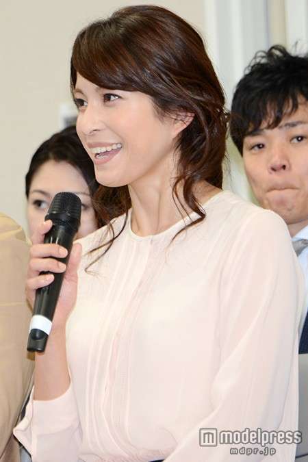 上原多香子、活動再開後初の公の場 笑顔見せる
