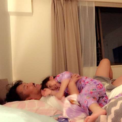 フジモンが木下優樹菜のお腹にキス。第二子誕生を待ち望む姿が「本当に幸せそう」。