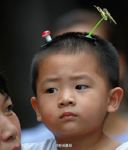 頭から発芽したように見えるヘアアクセサリーが中国・四川省で流行中