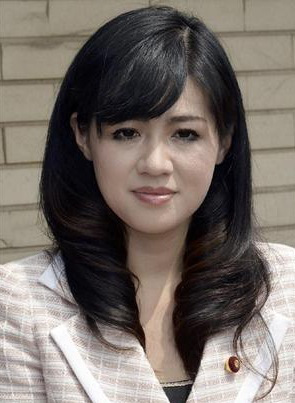 上西小百合議員　セクシー撮影に挑戦し「満足のいく写真に」