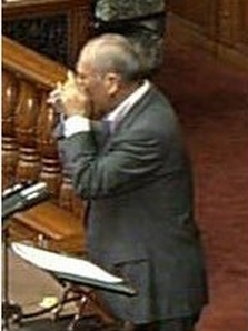 ひざまづいて謝罪 韓国で鳩山由紀夫元首相