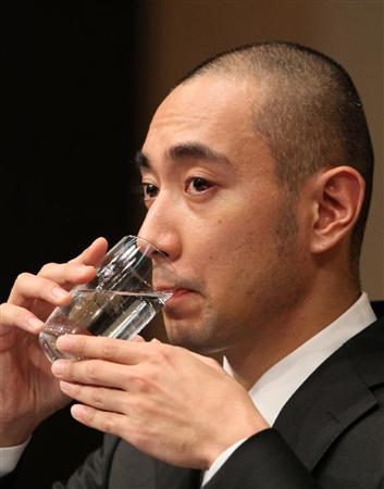 ひざまづいて謝罪 韓国で鳩山由紀夫元首相