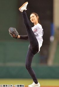 荒川静香さんの柔軟すぎる投球フォームにスタンドどよめく