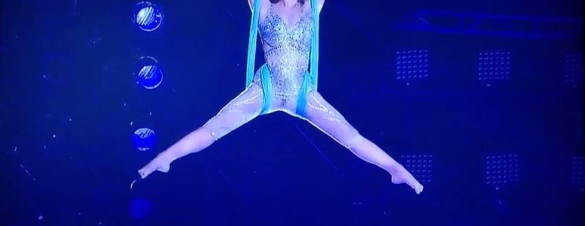 唇が不自然すぎる……浜崎あゆみの新“お直し”ジャケット写真が、またまた物議