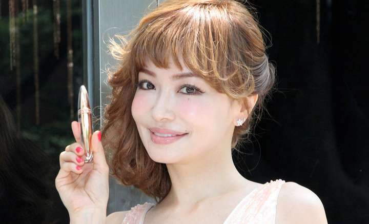 平子理沙：胸元オープン　大胆モテワンピ姿を披露