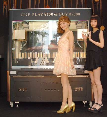 平子理沙､ベッドに横たわる美ボディ全開のセミヌードを披露!