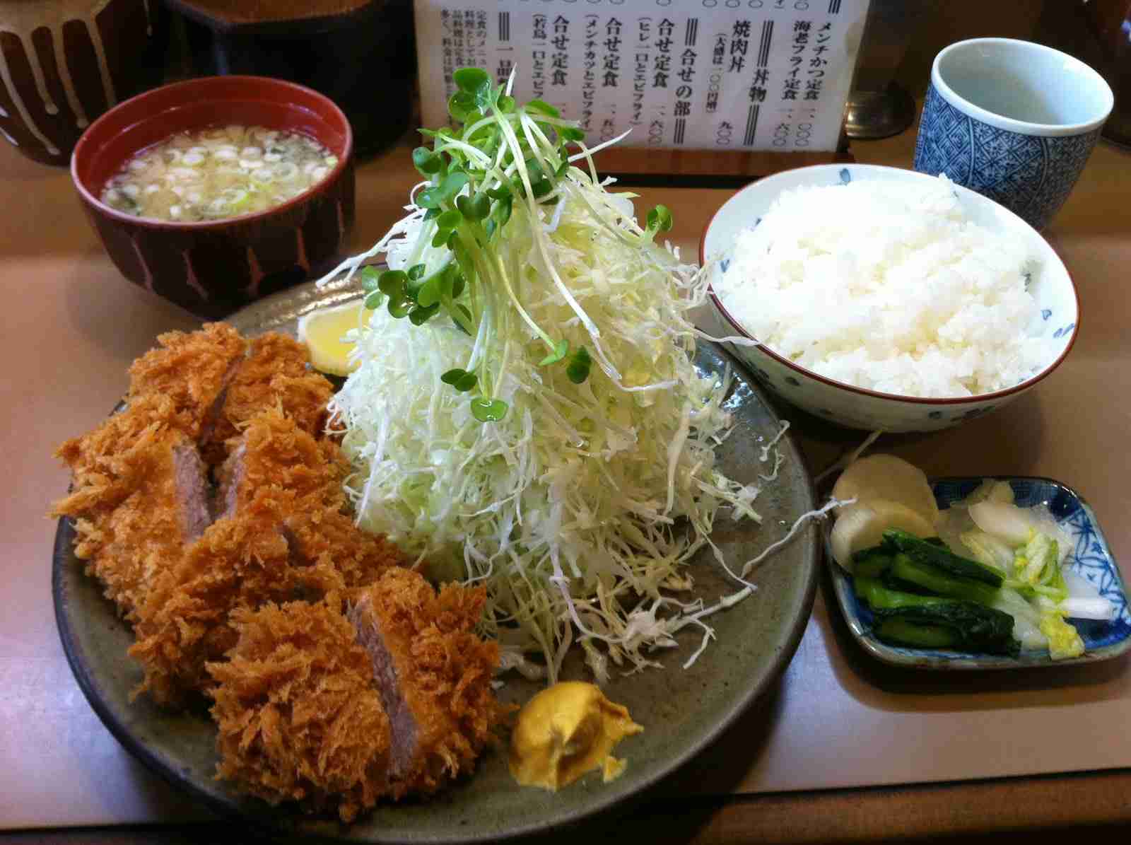 コテハンを有名人にして、ブレないコメントをするトピ