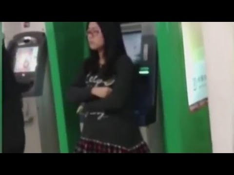 ATMの鏡で化粧をする女に後ろの女がブチギレ！大喧嘩に - YouTube