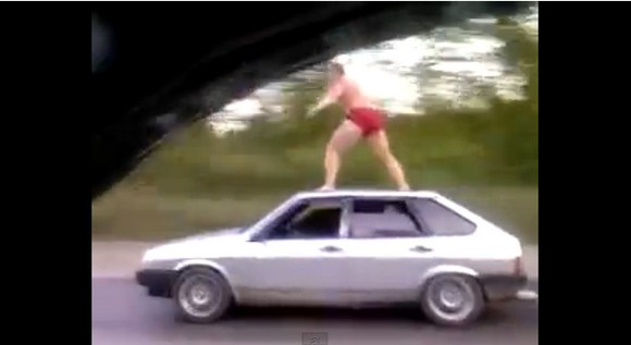 ヒャッハー！時速120キロで走行中の車の上に大の字で寝る男が話題に