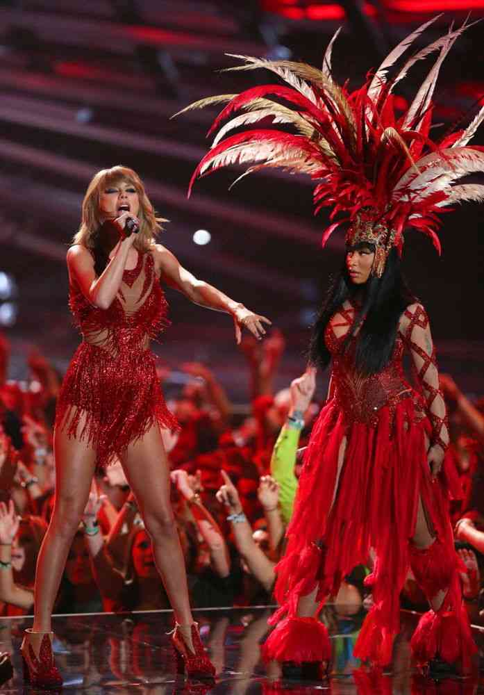 テイラー・スウィフト美くびれ見せ、マイリー・サイラス過激露出 セレブのSEXYドレススタイル【VMA2015】