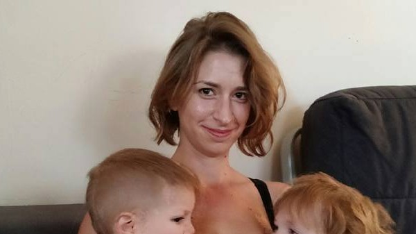 他人の母乳で育てるのはアリ？　友人の子に授乳する女性のフェイスブック写真が物議　｜ウートピ