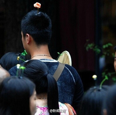 頭から発芽したように見えるヘアアクセサリーが中国・四川省で流行中