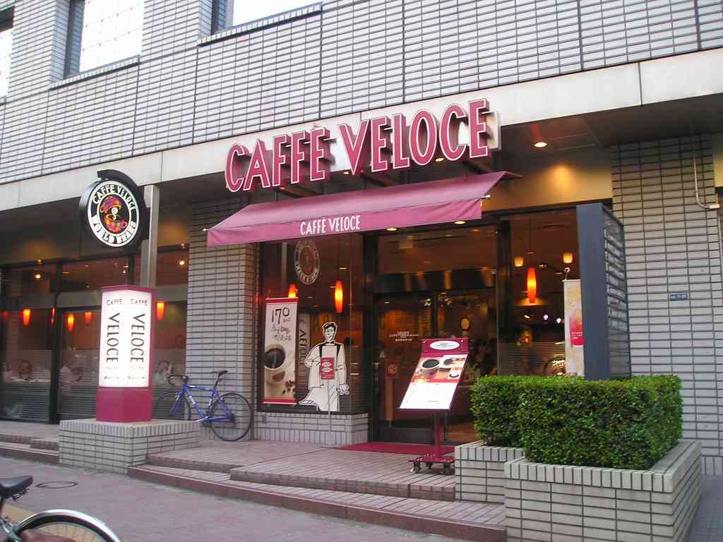 「鮮度が落ちる」と雇い止めされた「カフェ女性店員」 不当と提訴するも認められず