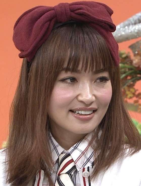 平子理沙､ベッドに横たわる美ボディ全開のセミヌードを披露!