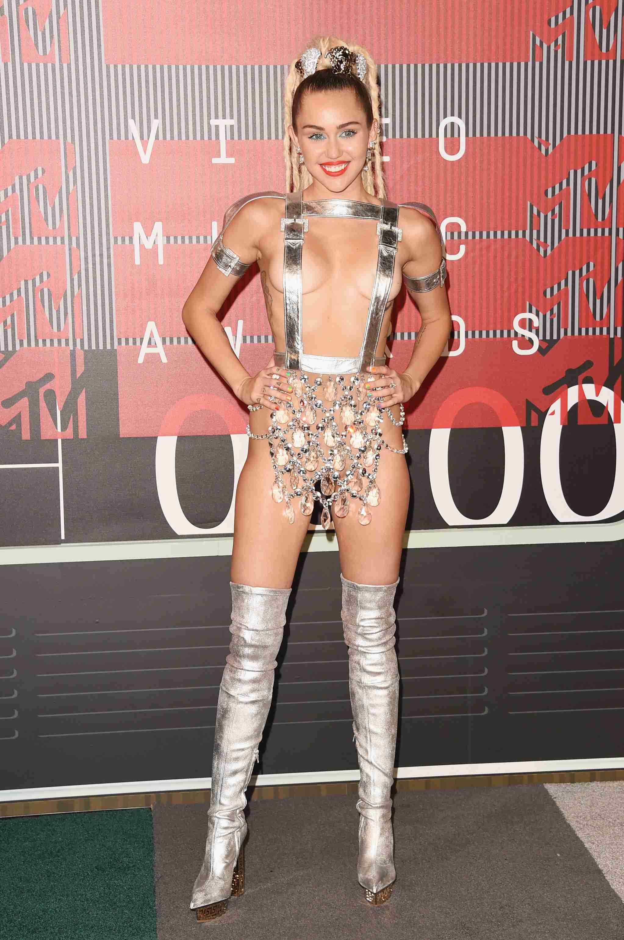 テイラー・スウィフト美くびれ見せ、マイリー・サイラス過激露出 セレブのSEXYドレススタイル【VMA2015】