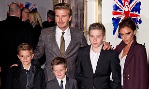 ベッカム長男、妹にピザ作りを教える姿が美しすぎ