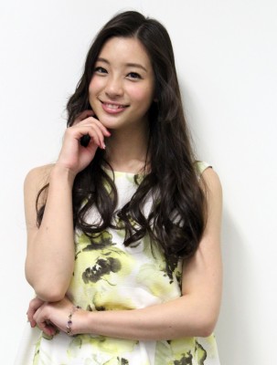 剛力彩芽、CMで1人3役挑戦　久々にセミロングも