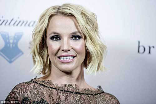 テイラー・スウィフト美くびれ見せ、マイリー・サイラス過激露出 セレブのSEXYドレススタイル【VMA2015】