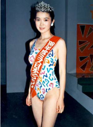 叶美香、深スリット透けドレスで悩殺　SEXY全開で降臨