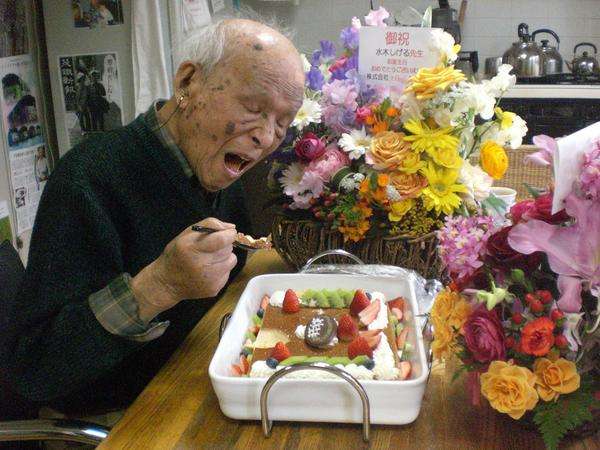 「ピザ、すた丼、あずきバー…」“ほぼ妖怪”水木しげる93歳の食生活が完全に若者だった件