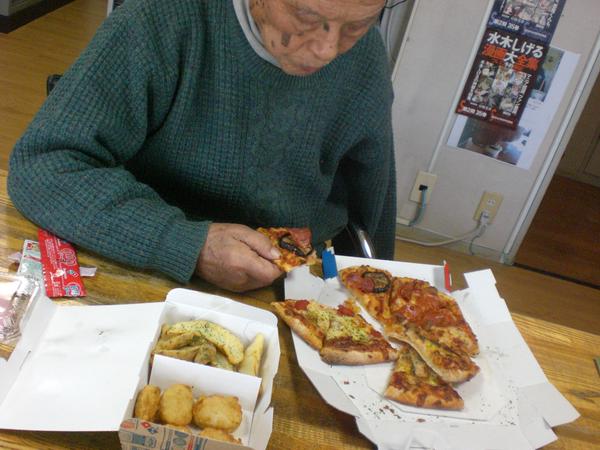 「ピザ、すた丼、あずきバー…」“ほぼ妖怪”水木しげる93歳の食生活が完全に若者だった件