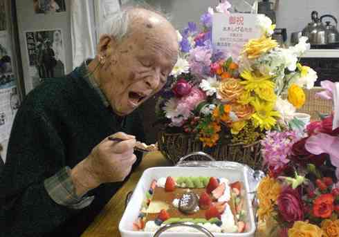 「ピザ、すた丼、あずきバー…」“ほぼ妖怪”水木しげる93歳の食生活が完全に若者だった件｜おたぽる