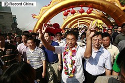 頭から発芽したように見えるヘアアクセサリーが中国・四川省で流行中