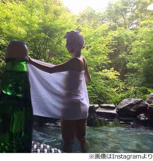 芹那が露天風呂でSEXYショット、妄想広がる“タオルの向こう側”。