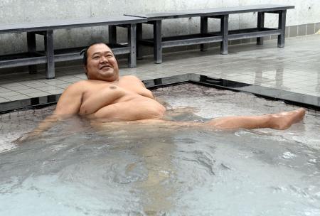 とにかく明るい豊ノ島！「安村ネタ」にネットで大絶賛！しかも履いてない