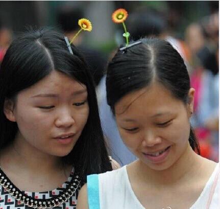 頭から発芽したように見えるヘアアクセサリーが中国・四川省で流行中