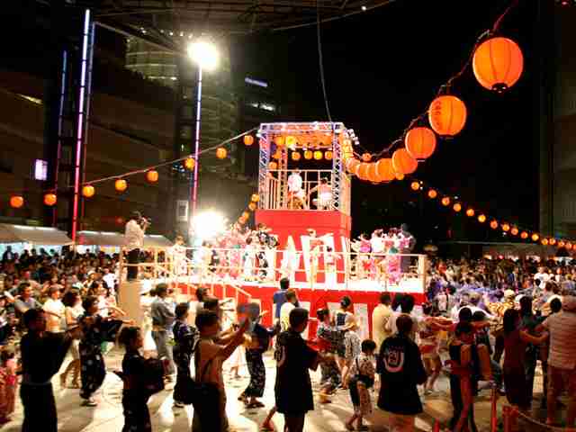 「まるでカルト」…イヤホン耳に無音で盆踊り、「うるさい」苦情で