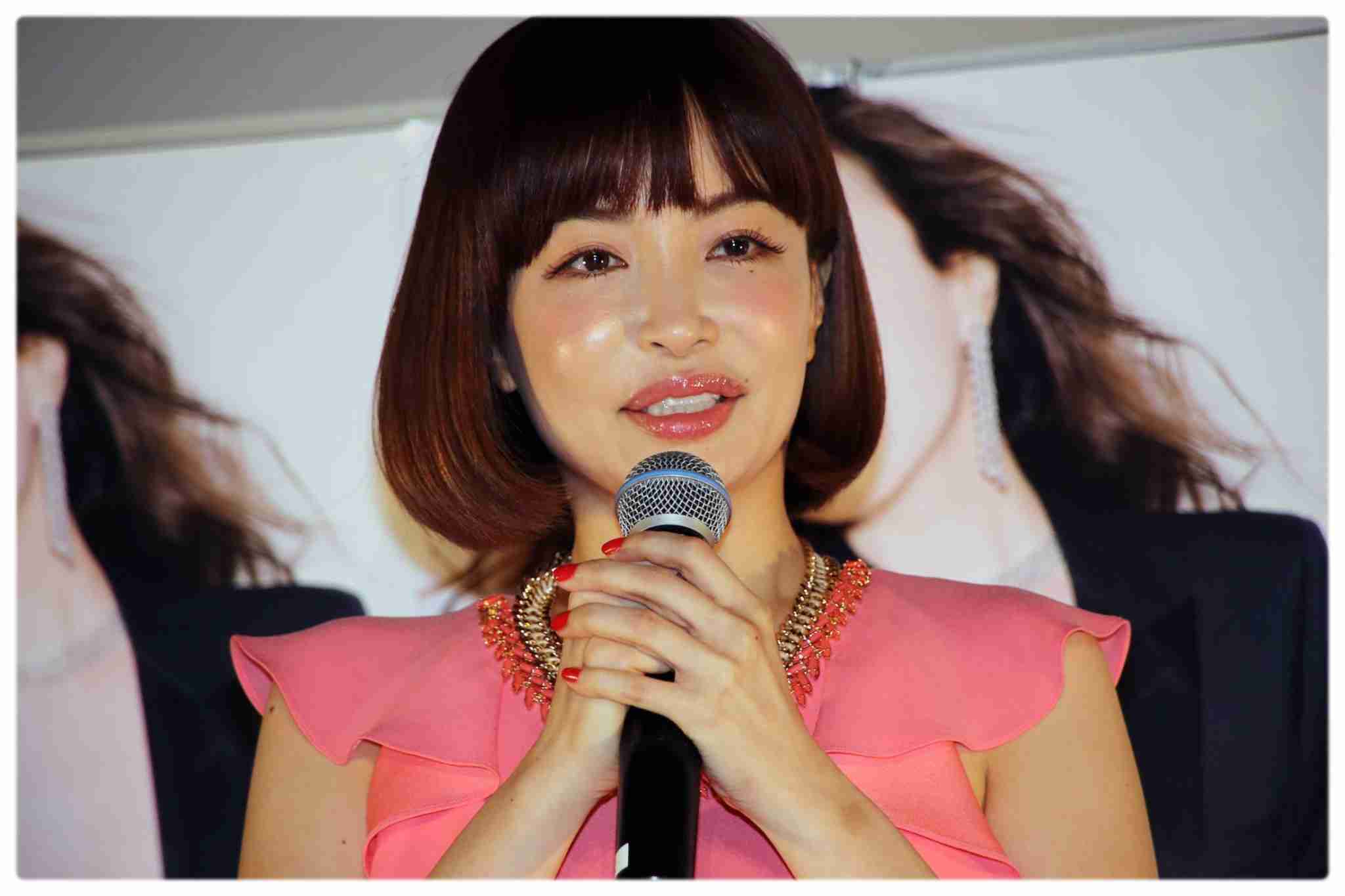 平子理沙､ベッドに横たわる美ボディ全開のセミヌードを披露!