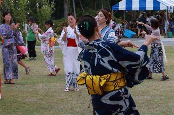 【トレンド日本・動画付き】「まるでカルト」…イヤホン耳に無音で盆踊り、「うるさい」苦情で（1/3ページ） - 産経ニュース